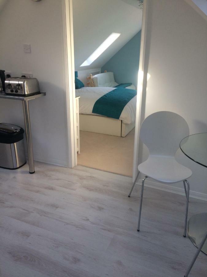 Number Forty One Bed & Breakfast Hillingdon Bagian luar foto