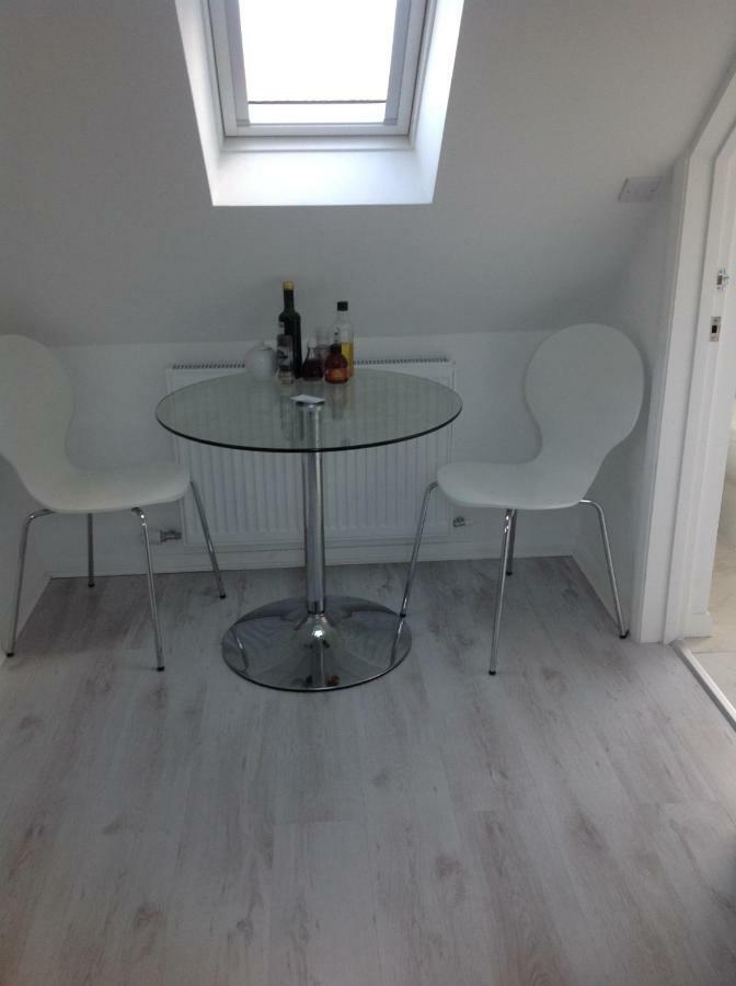 Number Forty One Bed & Breakfast Hillingdon Bagian luar foto