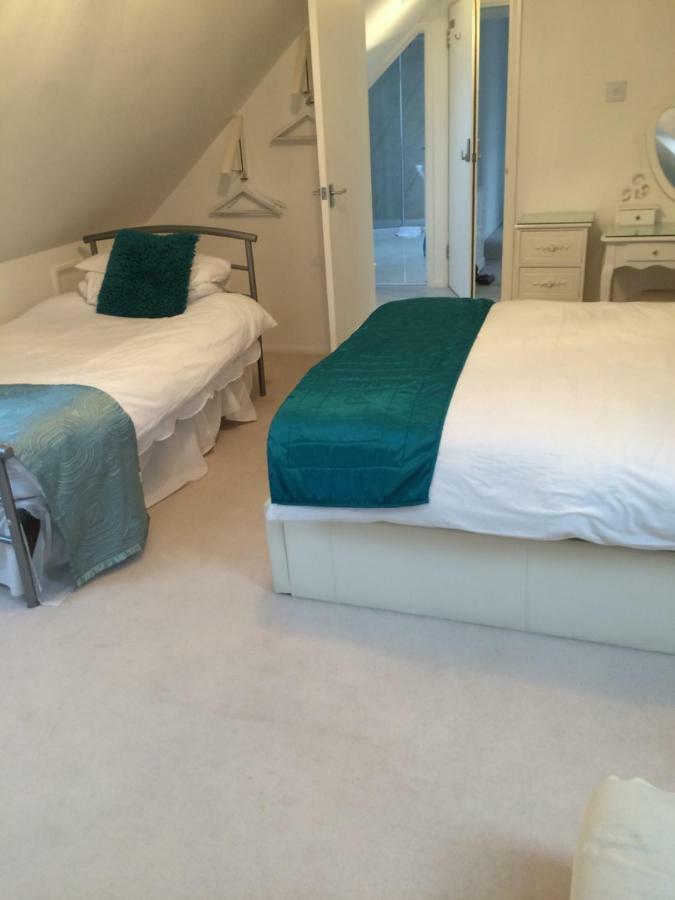 Number Forty One Bed & Breakfast Hillingdon Bagian luar foto