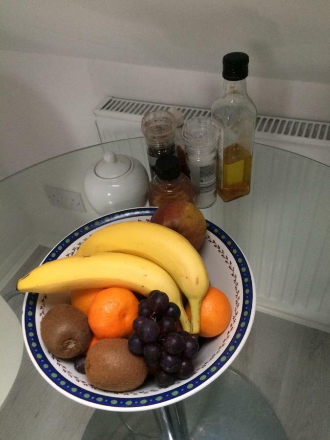 Number Forty One Bed & Breakfast Hillingdon Bagian luar foto
