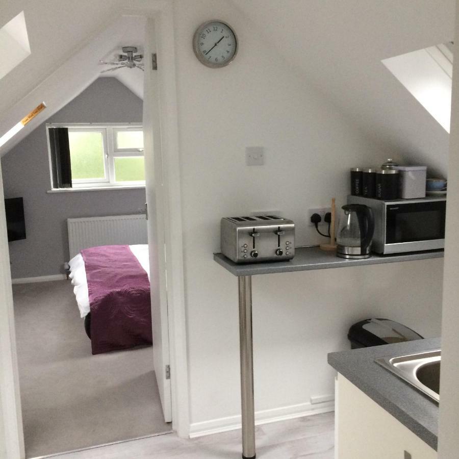 Number Forty One Bed & Breakfast Hillingdon Bagian luar foto