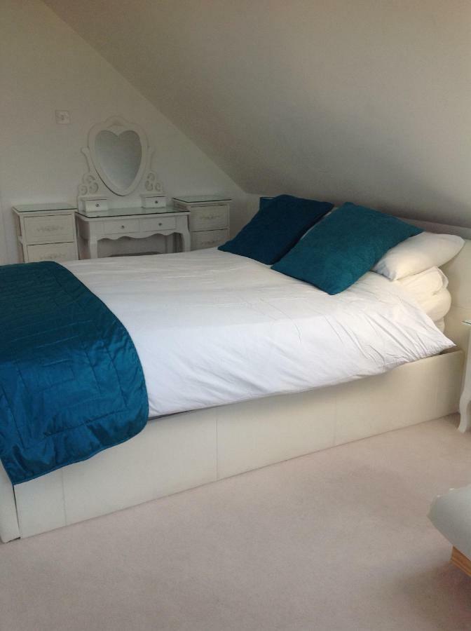 Number Forty One Bed & Breakfast Hillingdon Bagian luar foto